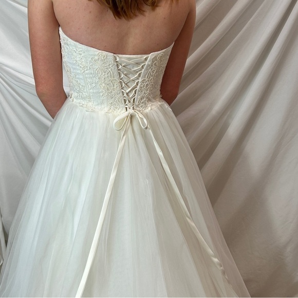 David’s Bridal Gown Wedding Dress Lace Corset Tulle Princess style size 2 ivory - Picture 14 of 16